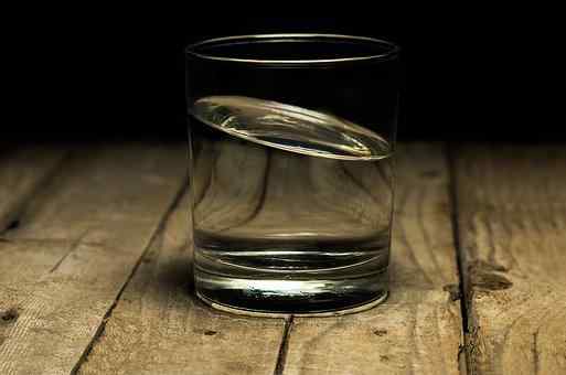 15 Vorteile von Trinkwasser für die Gesundheit (körperlich und geistig)