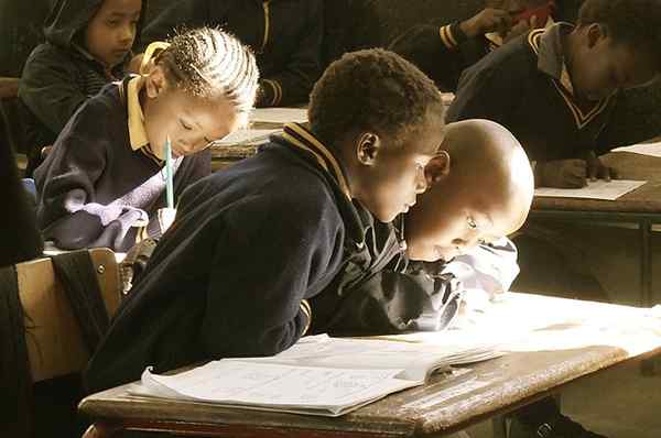 Den tekniska och pedagogiska fördröjningen i Afrika och Latinamerika