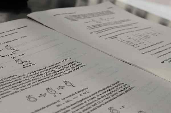 Caractéristiques spécialisées de textes, structure, types, exemples