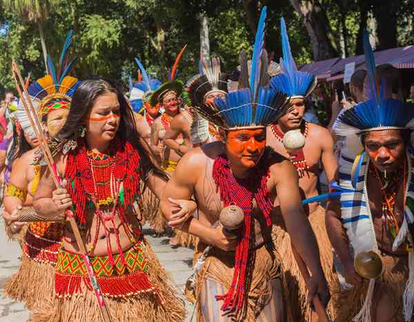 Typiska kostymer från Amazonas regionen