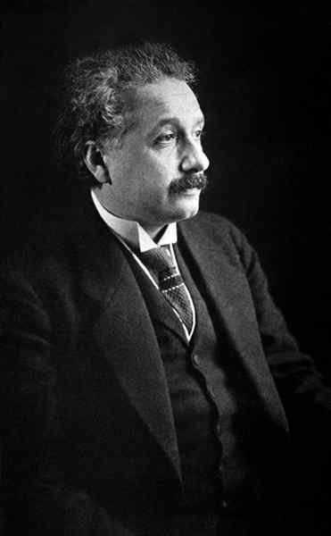 Albert Einsteinin elämäkerta ja panos tieteeseen