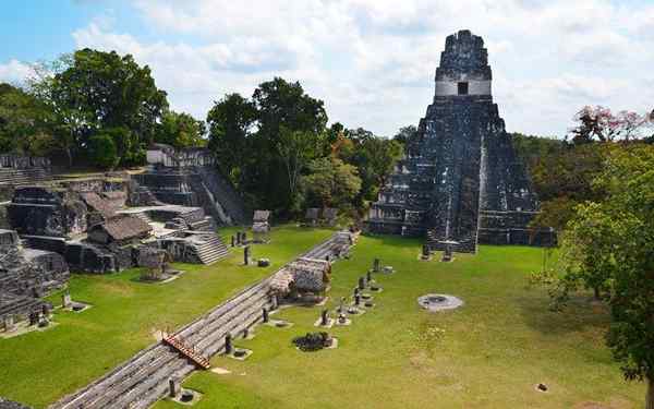 Hoeveel eeuwen duurde de pracht van de Maya -cultuur in de klassieker