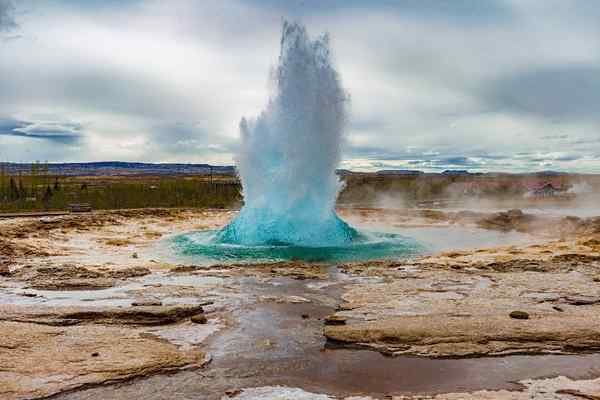 Tenaga apa yang diperolehi daripada emanasi geysers?