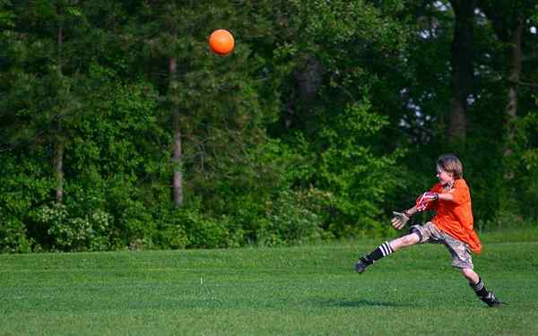 Règles de kickball ou de coup de pied