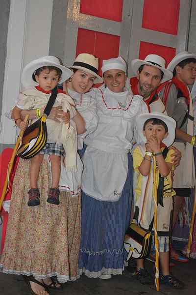 Costume antioquia typique, femmes et hommes