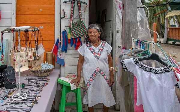 Saman Belize yang tipikal