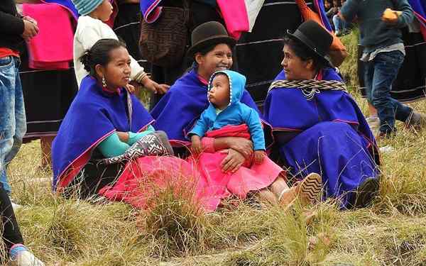 Kostum khas wilayah Pasifik di Kolombia